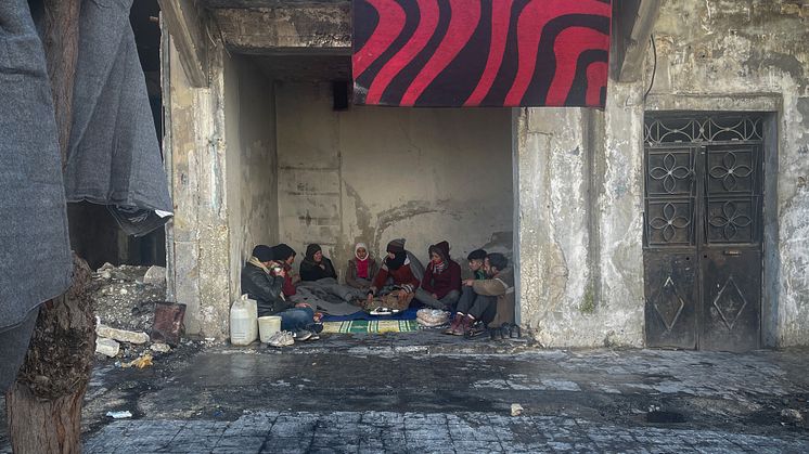 En familj från Aleppo flydde sitt hem när deras byggnad sprack av jordbävningen. De bor nu i en övergiven butik i Al-Helwanieh i Aleppo. Foto:Islam Mardini/Oxfam