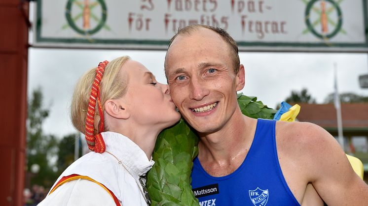 Roman Ryapolov från Ryssland/IFK Mora vann Ultravasan 45 2016. Kranskulla Hanna Eriksson.