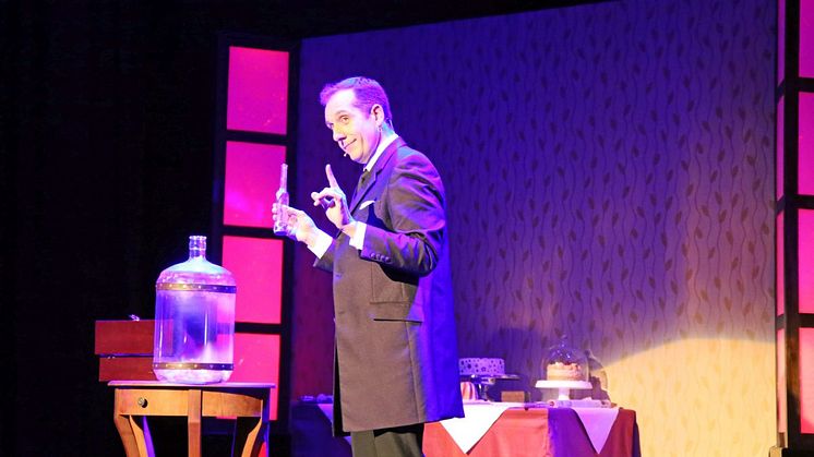 Martin von Barabü als Gastgeber im "Café Mélange - Das Wintervarieté" im Krystallpalast Varieté Leipzig