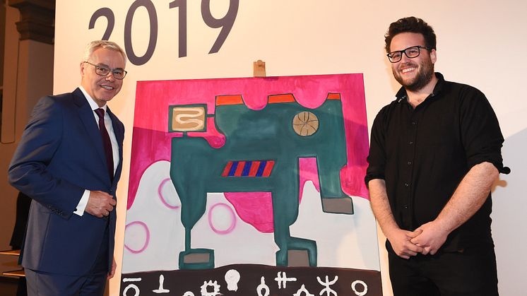 Ulrich Sommer, Vorstandsvorsitzender der apoBank, gratuliert Kunststudent Max Wetter zum Jahresstipendium der Bank.