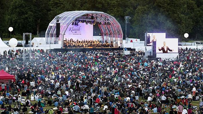 Picknicken unter Abendhimmel: Klassik airleben im Leipziger Rosental