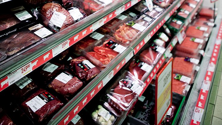 Emma Moberg har undersökt hur en klimatskatt skulle påverka matkonsumtionens miljöpåverkan. I kött- och mejerihyllorna skulle prisökningen vara tydligast. Foto: Viktor Wrange