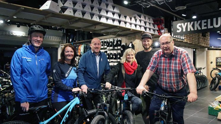 På bildet fra venstre: Johan Söderlund/Trysilguidene, Gudrun Sanaker Lohne/daglig leder Destinasjon Trysil, Thomas Breen/fylkesråd, Birgit Jensen/ leder av næring og nyskaping, Johan Persson/Sport Lodge`n og Per Gunnar Sveen/fylkesrådsleder