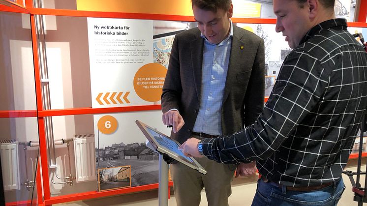 Erik Nilsson och Henrik Sjöberg vid utställningen i Karlstadsrummet.