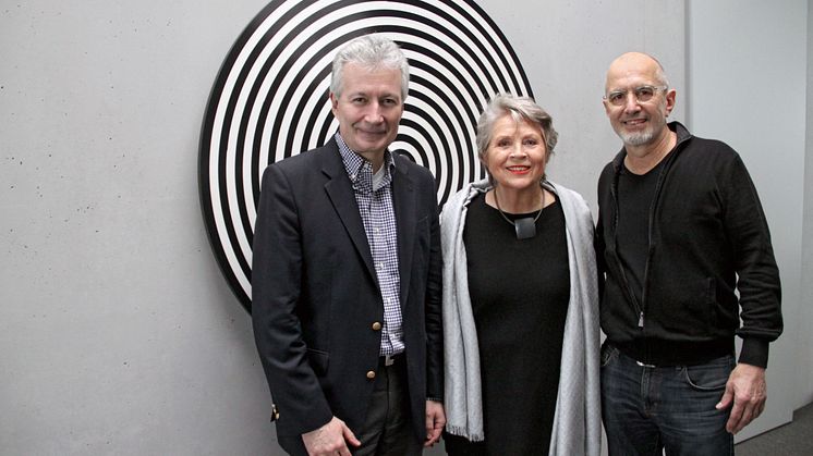 Foto: v.l.n.r. Jürgen Wörner, Galeristin Linde Hollinger und Künstler Jürgen Paas bei der offiziellen Übergabe von „WONDERWHEEL 2018“, PVC, Aluwelle, ø 134 x 10 cm. (Bild: Mannheimer Versicherung AG)