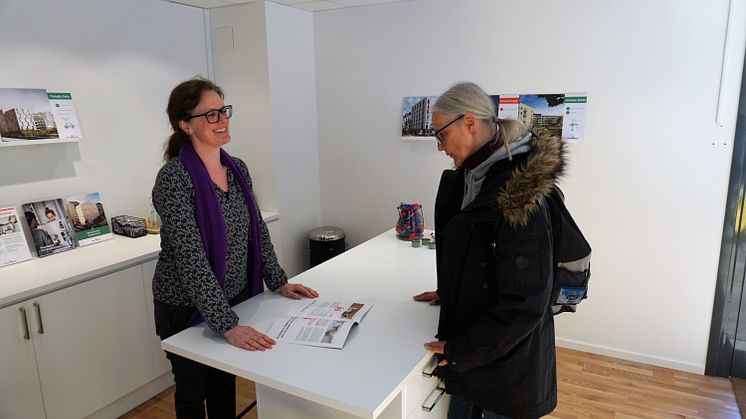 Den första kunden var på plats redan innan officiell öppningstid. Första timman handlade de flesta frågorna om lägenhetsbyte och hur man gör för att byta till en Pluslägenhet (uppgraderad lägenhet).