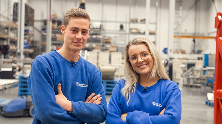 Læring i industrimontørfaget Marius Aandstad hos Slåttland Gruppen og youtuber Hanna-Martine Slåttland Baller under innspillingen av serien for Norsk Industri.  Hanna-Martines morfar startet bedriften.  (foto: Nordic Screens)