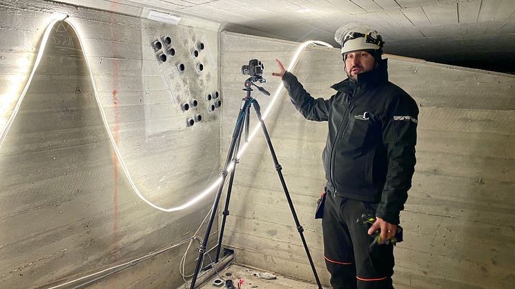 Mäter sprickbildningar