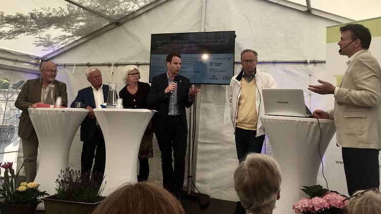 I bild: Göran Gunnarsson (C), Jan Owe-Larsson (M), Karin Svensson Smith (MP), Rickard Nordin (C), Ulf Nilsson (S) och Mikael Karlsson (2050 Consulting).