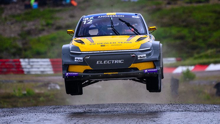 Klara Andersson hoppar med sin PWR RX1e under World RX of Sweden 2025 i Höljes.