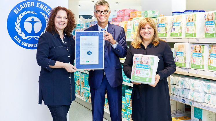 Übergabe des Zertifikats im dm-Markt Berlin, v.l.n.r. Stefanie Schönherr, Produktmanagement/Nachhaltigkeit bei dm; Dr. Ulf Jaeckel, Bundesministerium für Umwelt und Naturschutz;  Andrea Mayer, Markenmanagerin babylove bei dm