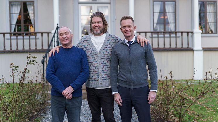 Classic Norway Hotels-eier Erik Berg (tv) og administrerende direktør Stephen Meinich-Bache er klar til å overta tre av Vågå sine reiselivsperler etter at Magnus Smidesang Rønningen (midten) har stått bak en solid oppgradering av anleg