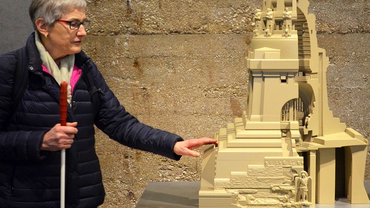Renate Lehmann vom Blinden- und Sehbehindertenverband ertastet das neue 3D-Modell des Völkerschlachtdenkmals
