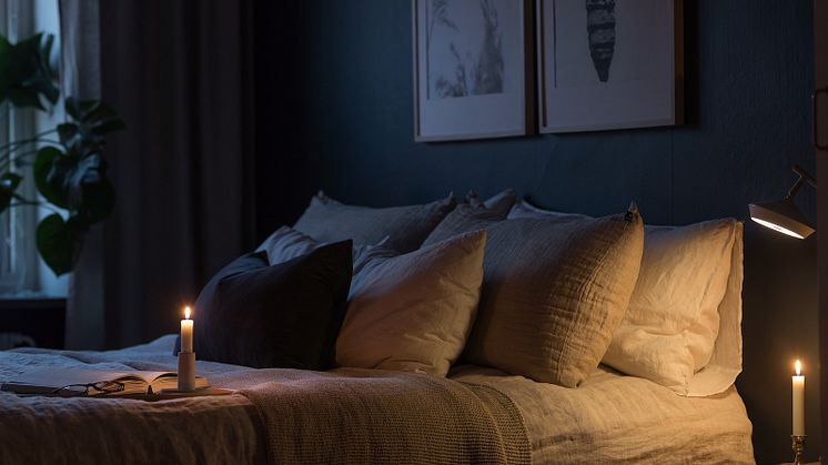 Om du ska sälja bostaden är det värdefullt att styla sängen med en hotellbäddning med stort överkast, mycket kuddar och där du inte låter överkastet gå ända upp till kuddarna. 