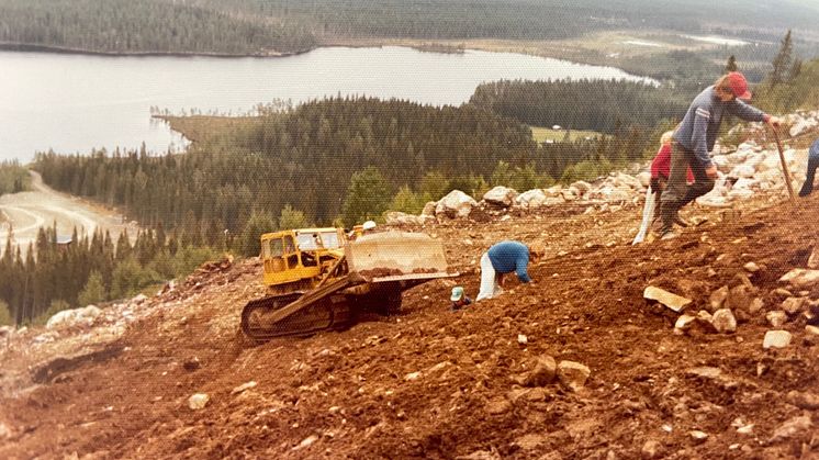 Klövsjö 50: Klövsjös första backe byggs, både med schaktmaskin och handkraft, bl.a. medlemmar i Klövsjö Alpina hjälpt till