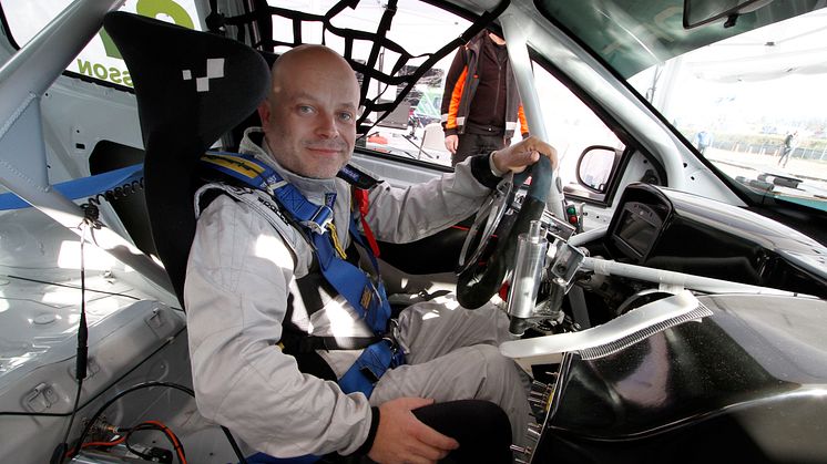 Sex år efter olyckan – nu tävlar Peter Larsson i Clio Cup
