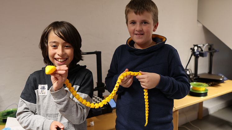 Maximilian (li.) und Johann mit einer Schlange aus dem 3D-Drucker