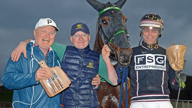 Veams Mynta efter vinsten i Halmstad tillsammans med Jakob Asplund och hans pappa Jochum. Segerkusken Stefan Persson ser minst lika glad ut. Foto: Lars B Persson/ALN
