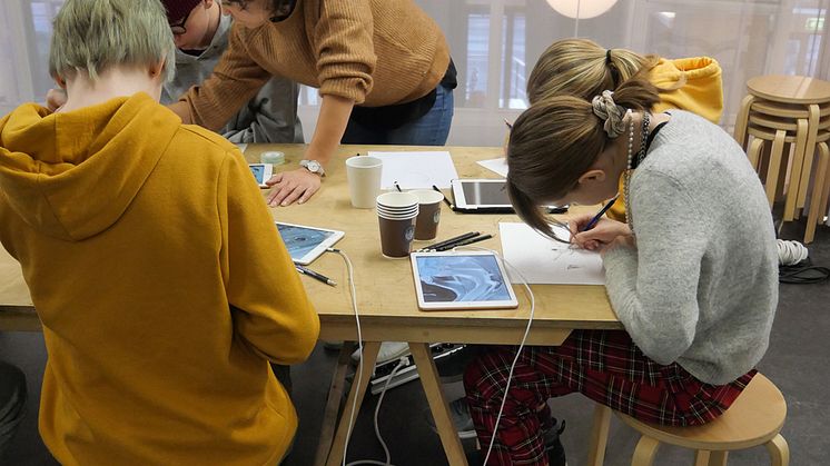 Kunstnernes Hus skal bidra til at skoleelever får innsikt i samtidskunst. De skal få kunstnerbesøk og workshops på skolen og besøke utstillinger på Kunstnernes Hus. (Foto: Tegnerforbundet)