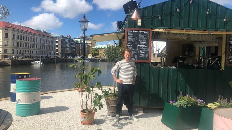 Tobias Dagerås på den nyöppnade uteserveringen på Rosenlundskajen