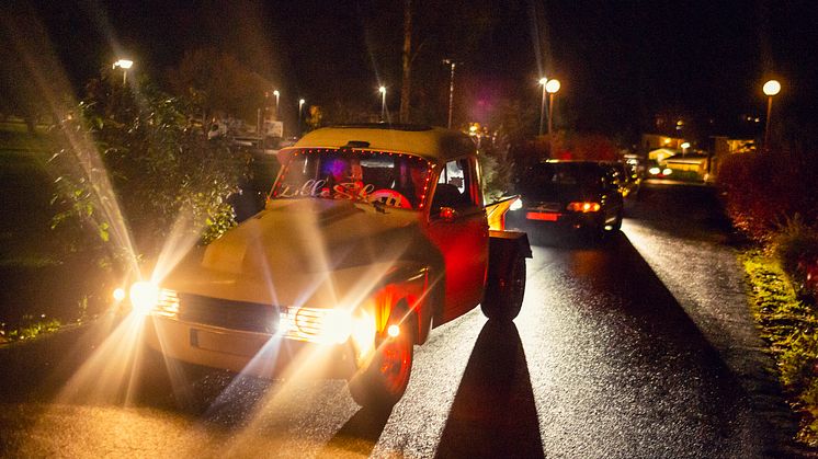 Ungdomar med EPA, A-traktor och mopedbil är välkomna på drive-in-bio. Foto Joachim Lundgren.