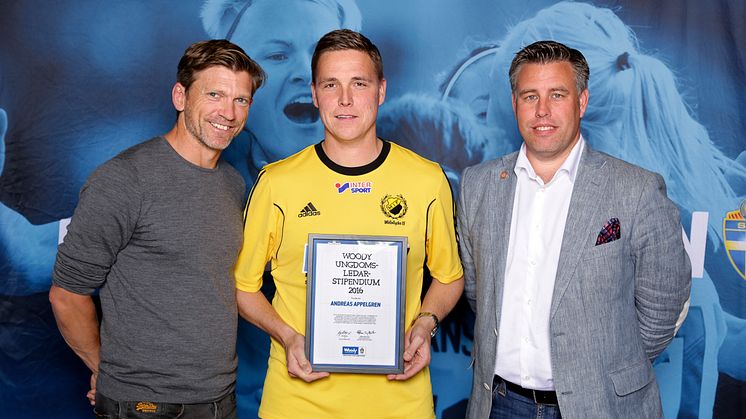 Andreas Appelgren från Mölnlycke IF tar emot Woody Ungdomsledarstipendiet. Här tillsammans med Jesper Blomqvist och Mikael Tykesson.
