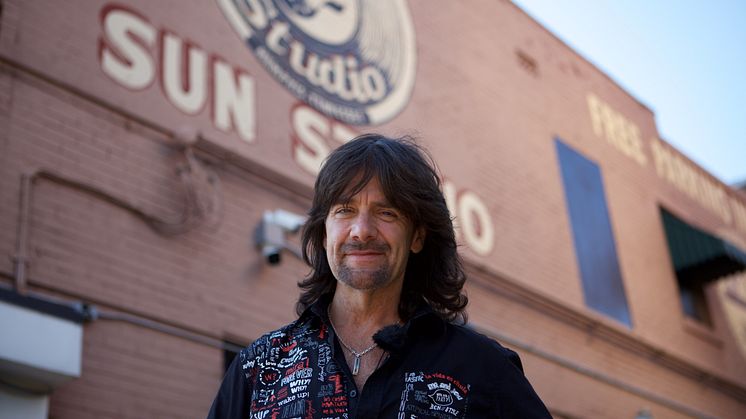 ROBERT WELLS TAR MED ALBUMET ”SUN STUDIO SESSIONS” PÅ HÖSTTURNE, PARALLELLT SLÄPPS NU LÅTEN ”LIL´ DARLIN´”!