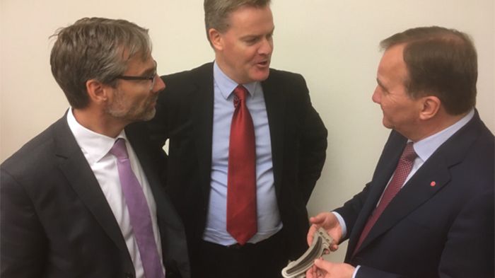 Joakim Andersson, VD GKN Aerospace Sweden, Henrik Runnemalm, forskningschef GKN, visar en 3D-printad detalj i metall för statsminister Stefan Löfven. 