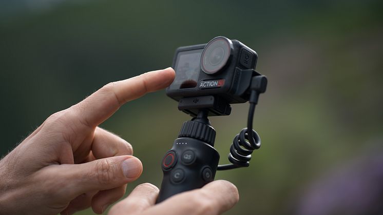 Osmo Action 5 Pro_Hiking_Touchscreens.jpg