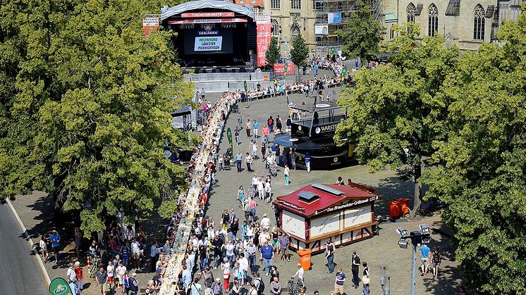 Längs über den Domplatz in Münster zieht sich der längste Picknicktisch der Welt. Insgesamt nahmen bis zum Mittag mindestens 1.600 Gäste daran Platz.