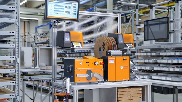 Weidmüller Wire Processing Center (WPC) på en kompakt mobil arbetsbänk överbryggar klyftan mellan full automatisering och manuellt arbete och erbjuder komponenter som är koordinerade med varandra. Bild: Weidmüller