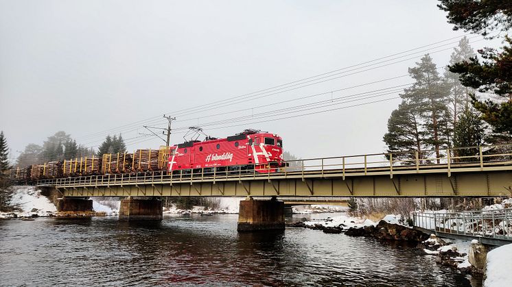 Inlandstågs RC4, även kallad Elektra transporterar massaved från Hissmofors till Iggesund. Elloket förväntas attrahera fler transportkunder.