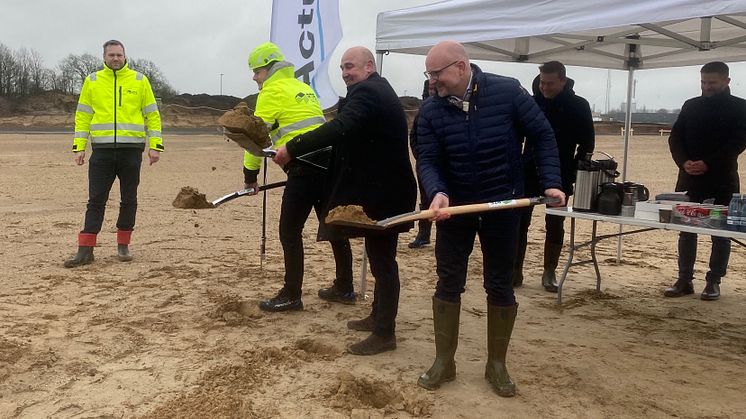 Det første spadestik til Actulux' nye bygning i Rebild Kommune blev taget af borgmester Jesper Greth (th), administrerende direktør, Actulux, Jens Buus (midt) og administrerende direktør, RTE, Richardt Thomsen.