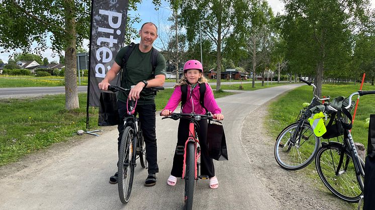 Johan och Julia Engström cyklar tillsammans till skola och jobb. Foto: Malin Vikström