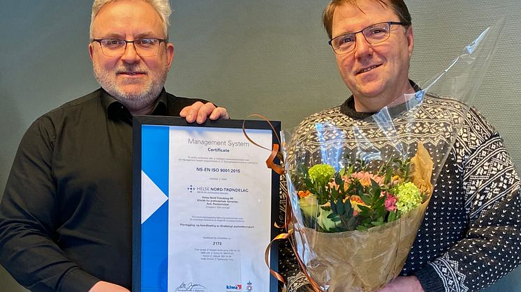 Klinikkleder Øystein Sende (t.v.) og avd.leder Tor Egil Skrødal sier ISO-sertifikatet representerer en trygghet og gir et omdømme som er uvurderlig. (Foto: Helse Nord-Trøndelag HF)