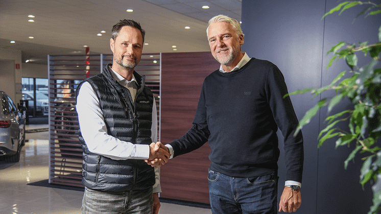 Ett handslag för framtidens samarbete mellan Landrins Bil - Daniel Eriksson (t.v.) och KGK/Autoexperten - Johan Lindén (t.h.)