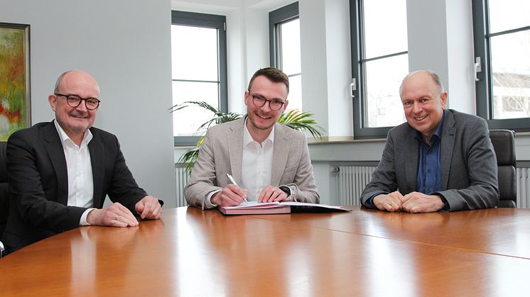 Wollen Neue Mobilität weiter voranbringen (v. l.): Andreas Speith, Vorsitzender, der neue Geschäftsführer Jonathan Behm und stellvertretender Vorsitzender Christoph Rüther, Landrat Paderborn.
