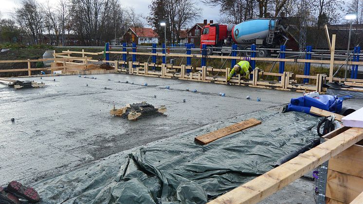 Bron över Täljeån i Almbro blir en helt ny bro öster om den gamla. Den nya bron har en spännvidd om 35 meter och är 13,5 meter bred med ett körfält i vardera riktningen. Bild: Trafikverket