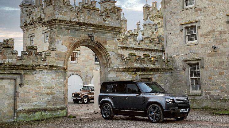 Defender V8 bygger på flere tiår med Land Rover V8-tradisjoner, og blir nå en del av Land Rovers utvalg av Plug-In hybrider og effektive Ingenium bensin- og dieselmotorer.