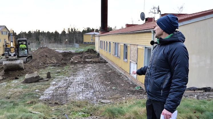 Arkitekt Jonas visar det som ska bli Solbackas nya centrum. 2 min