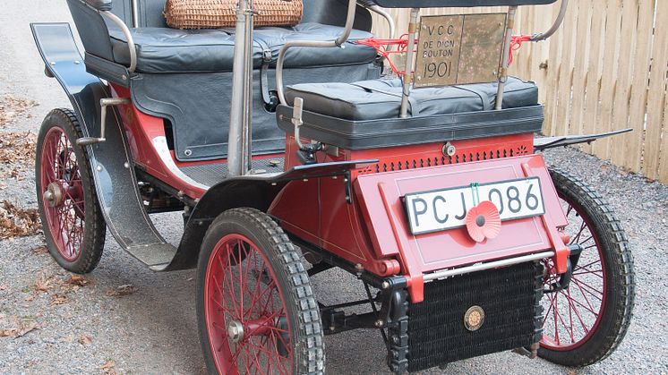 Tekniska museets De Dion Bouton Vis-à-vis från 1901 är på väg till brittiskt rally.