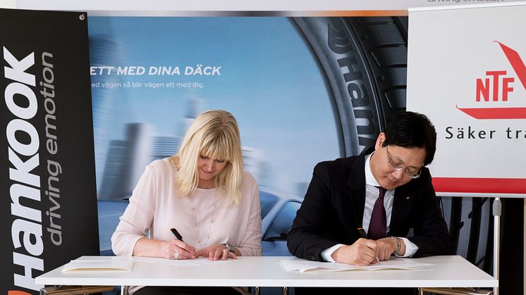 Mr Lee, MD Hankook Tire Sweden och Marie Nordén, Generalsekreterare NTF signerar partnerskapsavtal.