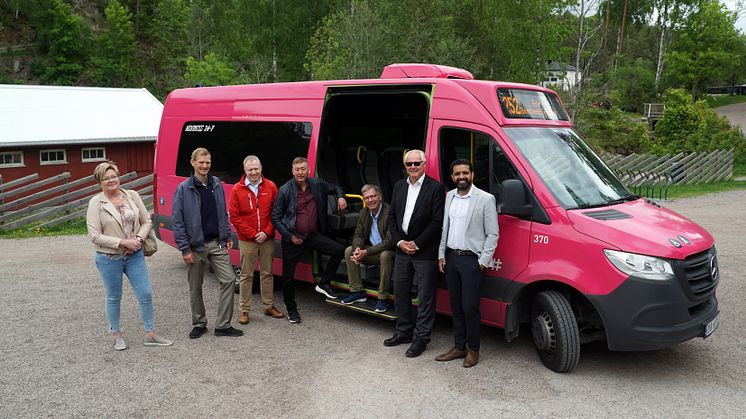 Representanter fra Oslo kommune, Bydel Østensjø og Ruter ble med byråd for helse, eldre og innbyggertjenester, Robert Steen (Ap), på tur til Rustadsaga. Foto: Ruter