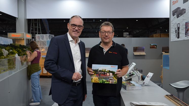 Martin Buhl-Wagner (Geschäftsführer Leipziger Messe GmbH) im Gespräch mit Modellbahn-Aussteller von Roco/Fleischmann - Foto: Anne Karolin Müller 