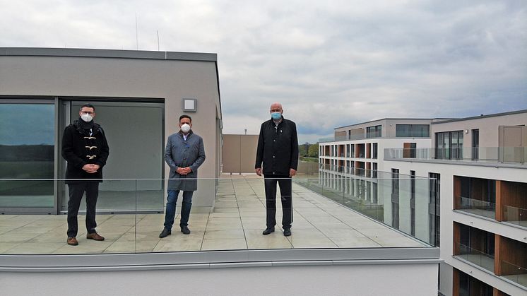 (v.l.n.r.): Maximilian Bohr (Abteilungsleiter Individualkunden BS Energy), Thorsten Schmidt (Geschäftsführer Bauunternehmen Schmidt GmbH & Co.KG ) und Kai-Uwe Rothe (Geschäftsführer BS Netz) über den Dächern des Baugebietes “Neue Mitte” in Lamme.
