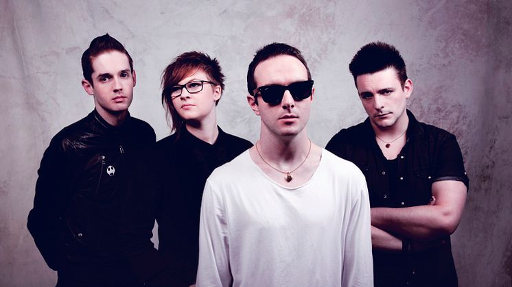 Glasvegas gör akustisk spelning och skivsignering på Åhléns City