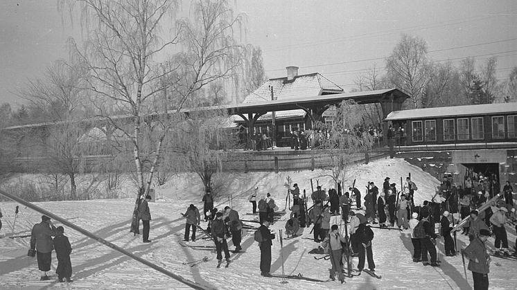 Skidåkare som rest med tåget till Tullinge, 1938. 