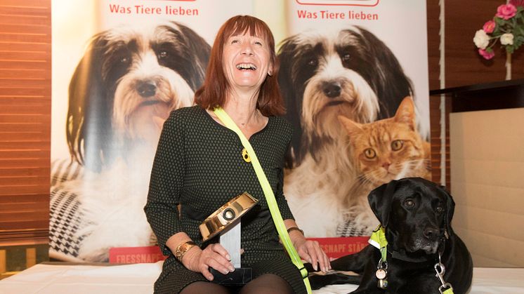 Die stolzen Gewinner des „Fressnapf hilft!“-Awards 2018: Susanne Breitwieser und Labrador Lilo