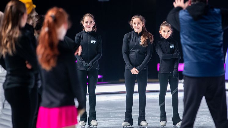 Die HOLIDAY ON ICE ACADEMY Nachwuchstalente mit Robin Cousins bei den Vorbereitungen auf Dancing on Ice