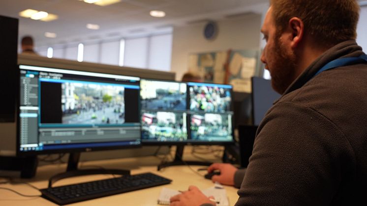 Stock_footage_of_officer_explaining_post-event_investigations_using_CCTV.mp4